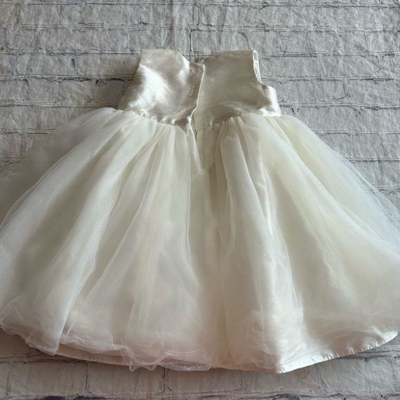 DAVID’S BRIDAL IVORY SATIN FORMAL SLEEVELESS BABY GIRLS DRESS SIZE 18 MONTHS - Picture 2 of 7